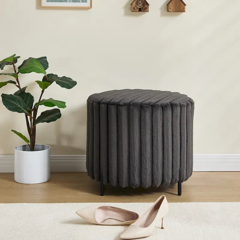 22.05Breiter runder Pouf-Hocker mit Polsterung und Fußablage, schwarze Metallbeine